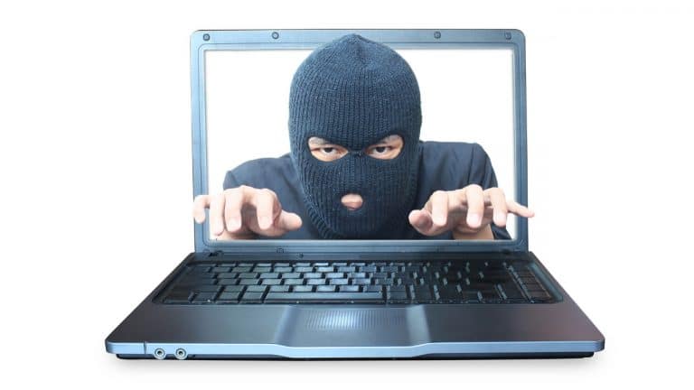 Cuidado com as fraudes no telemóvel e no Facebook