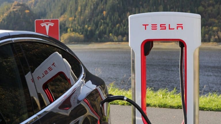 Tesla já colocou em funcionamento os primeiros postos Supercharger em Portugal