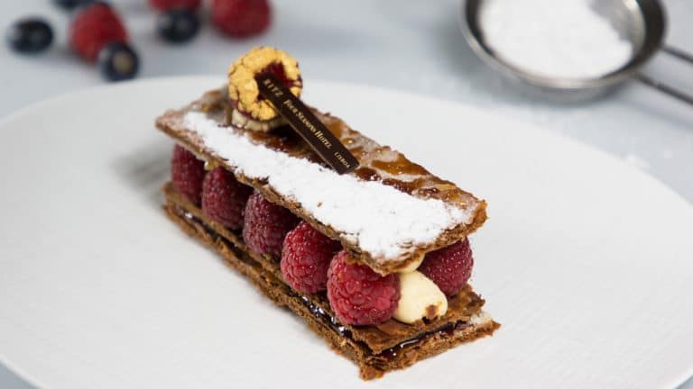 Queres saber como fazer aquele mil-folhas do Ritz Four Seasons Hotel Lisboa? Agora vai ser possível
