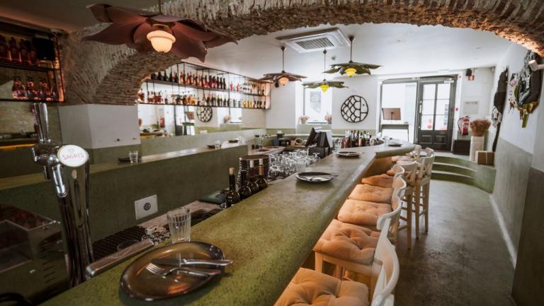 Peixola: O restaurante que leva peixe ao Cais do Sodré até altas horas