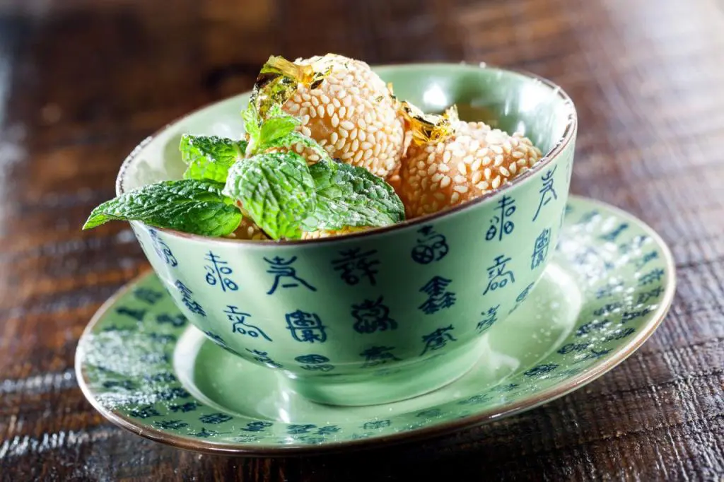 Jian Dui, Bolas Fritas de Arroz Glutinoso envoltas em Sésamo com Ouro Puro Comestível