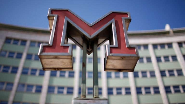 Metro de Lisboa transporta passageiros e “oferece” concerto de violoncelo