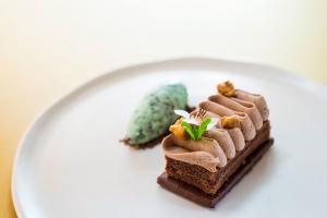 Tarte de chocolate em duas texturas com gelado de chocolate e menta