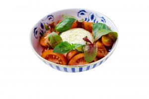 Salada de Tomate e burrata, vinagre balsâmico e manjericão fresco