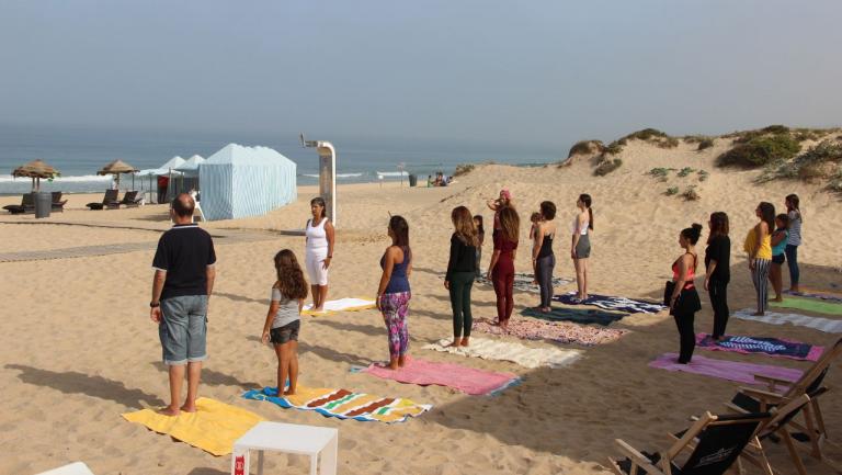 Areal Beach Bistrot by Chakall propõe aulas de yoga na praia