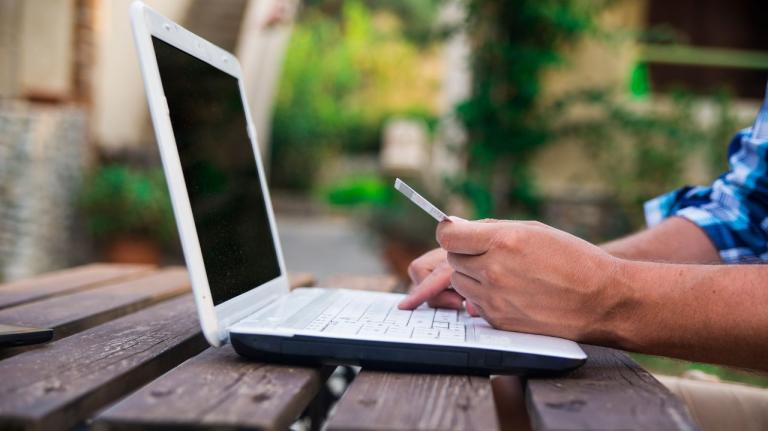 Maioria dos consumidores pesquisa informações, opiniões e compara preços na Internet