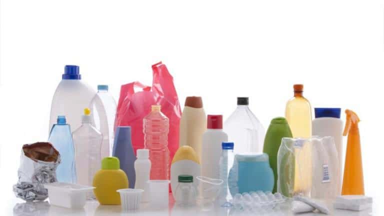 Jovens vão transformar embalagens de plástico usadas em peças de arte