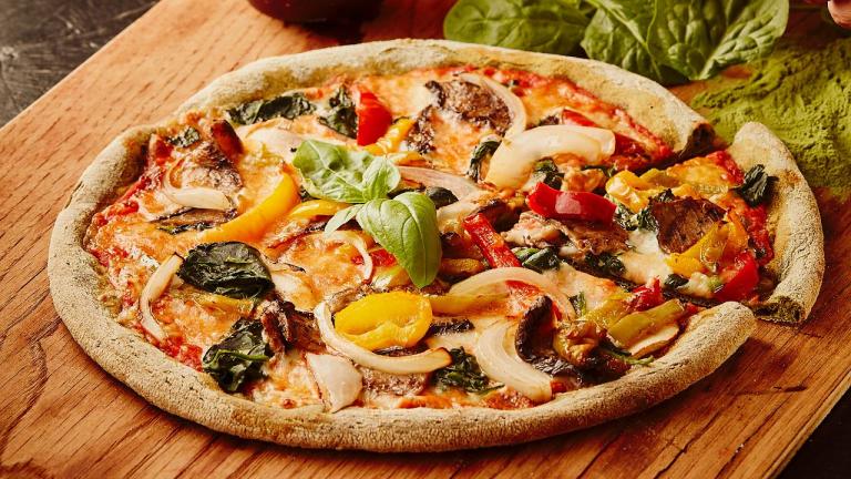 Espinafres e a alfarroba são as novidades das massas de pizza do Refeitório Senhor Abel