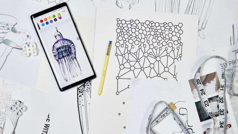 Jovem designer utilizou Samsung Galaxy Note 9 para desenhar e produzir nova coleção