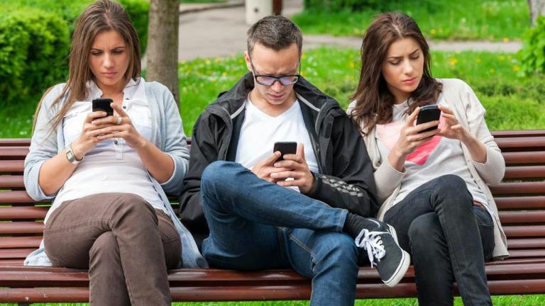 Portugueses preferem mexer no smartphone do que interagir com os outros