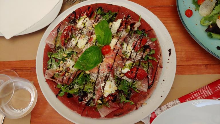 Refeitório Senhor Abel: Vai uma pizza com massa de beterraba?