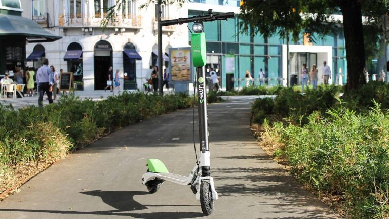 Lime oferece capacetes e minutos de utilização a quem respeitar as regras de segurança e trânsito
