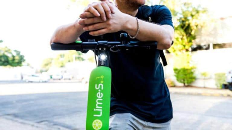 Não, não é obrigatório usar capacetes nas bicicletas e trotinetes. Mas recomenda-se