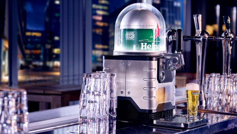 Nova máquina da Heineken tira cerveja de pressão perfeita e à temperatura ideal