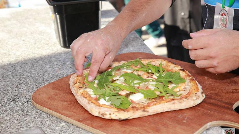 Esta quinta-feira há oferta de fatias de pizza em Lisboa