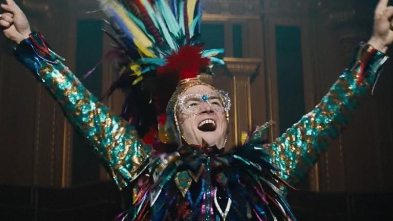 Elton John chega às estrelas no primeiro trailer de “Rocketman”