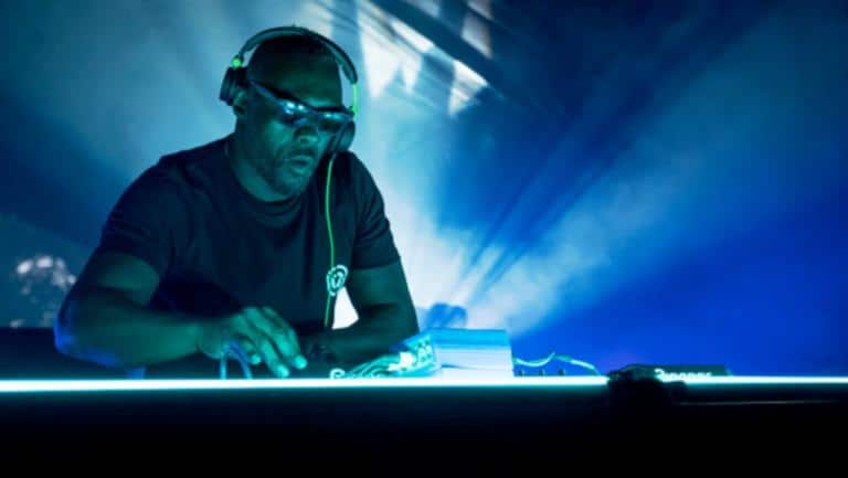 Crítica – “Turn Up Charlie”, Idris Elba vira DJ numa comédia com pouca graça