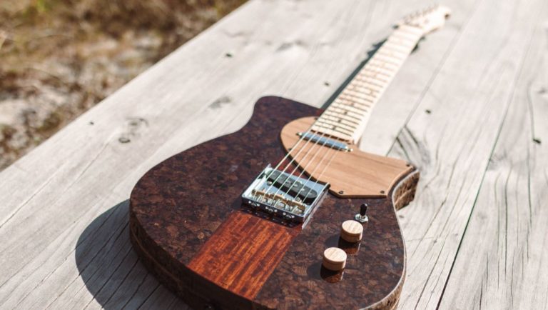Jovem português criou uma guitarra elétrica de cortiça