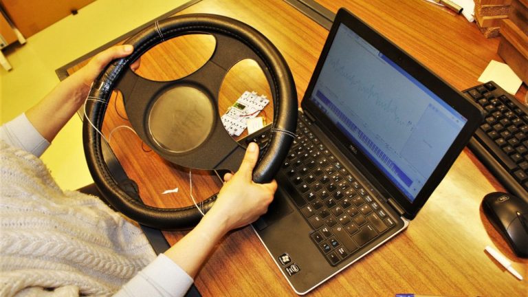 Capa para volante desenvolvida na Universidade de Aveiro alerta condutores se estiverem cansados