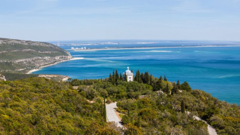 Estacionar o carro nas praias da Arrábida pode chegar a custar 1€ a cada 15 minutos