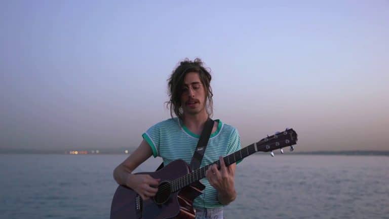 Tim Bernardes dá cinco concertos em Portugal