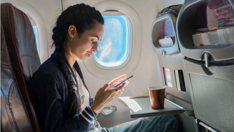 Sabem porque é que não podem fazer chamadas no avião?