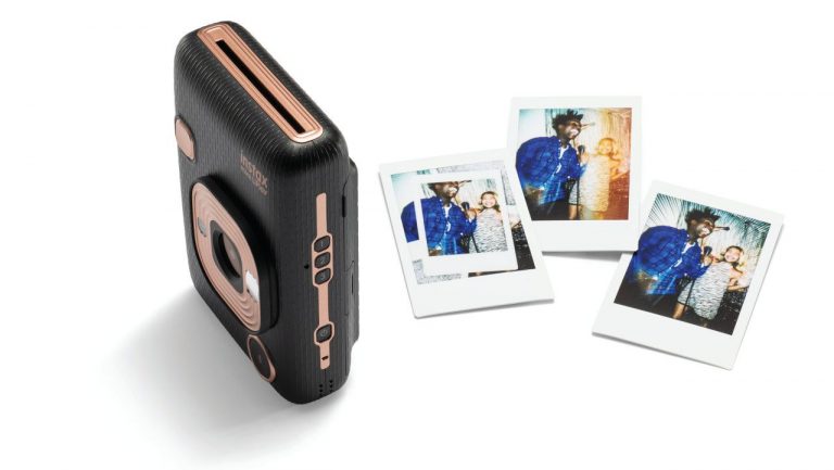 Instax mini LiPlay é a câmara mais compacta e mais leve da série. E até faz “fotos com som”