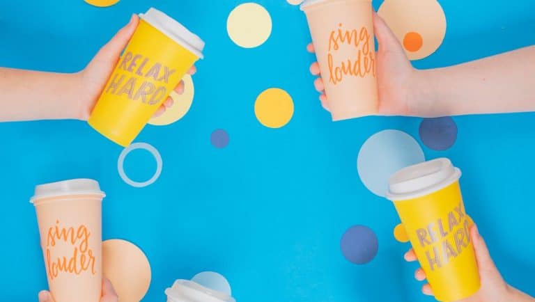 A Starbucks tem copos reutilizáveis que podes levar para qualquer lado