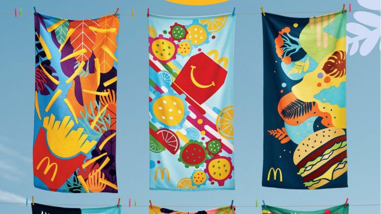 As toalhas de praia da McDonald’s estão de volta. E quase de borla