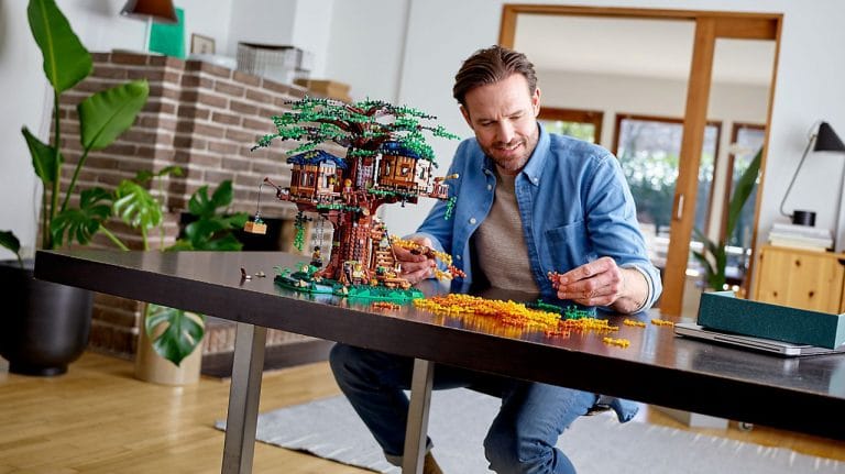 O novo set de LEGO é uma Casa da Árvore com peças feitas a partir de plantas reais
