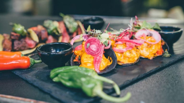 Uber Eats volta a oferecer duas refeições pelo preço de uma