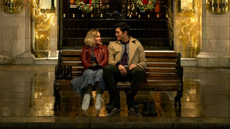 Emilia Clarke procura o sentido da vida na comédia “Last Christmas”