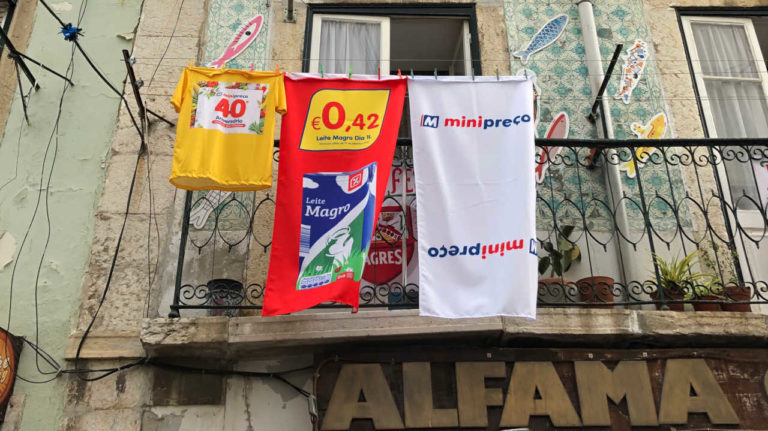 Minipreço vai dar 100€ por mês aos moradores de Alfama. Basta estender publicidade