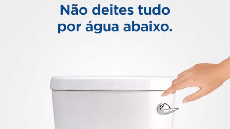 Não, os preservativos usados não devem ser colocados na sanita