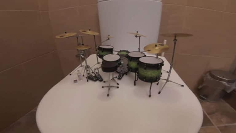 E agora, Toxicity, dos System of a Down, tocada numa bateria em miniatura