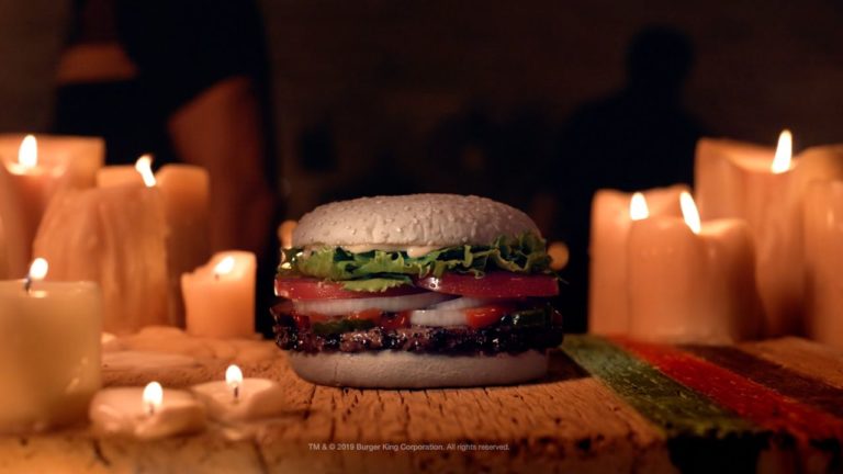 Novo hambúrguer do Burger King chega com pão esbranquiçado mesmo a tempo do Halloween