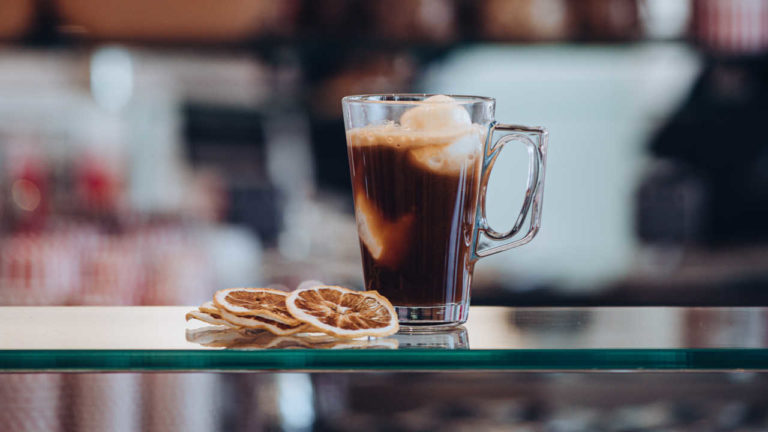 Santini tem bebidas à base de café Delta Q e gelado para os dias mais frios