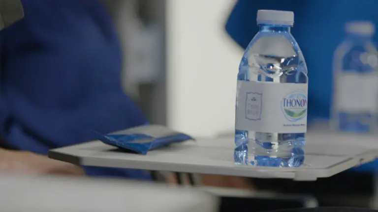 KLM é a primeira companhia aérea do mundo a produzir ferramentas a partir de garrafas PET