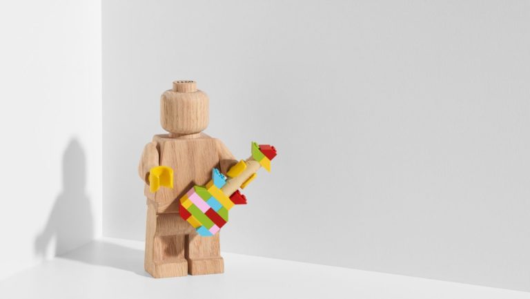 60 anos depois, a LEGO volta a ter um boneco em madeira