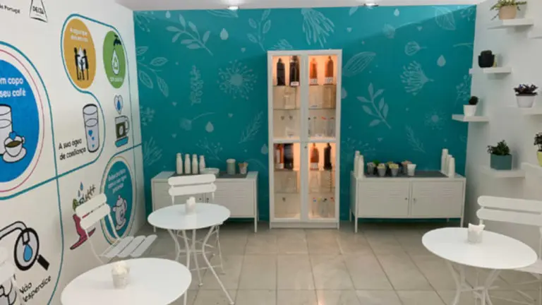 Há um espaço pop up em Lisboa que oferece café e chá feitos com água da torneira