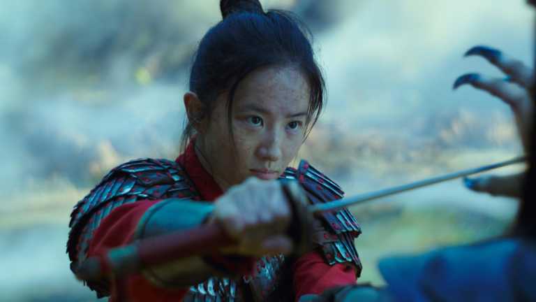 Mulan mostra as suas habilidades de guerreira no último trailer
