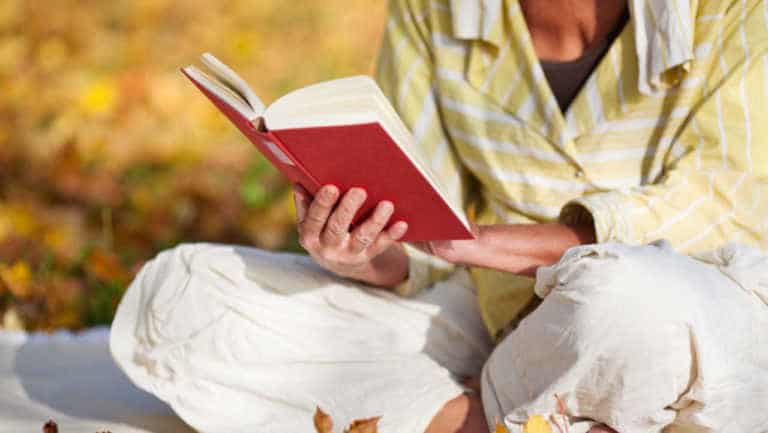Cinco benefícios da leitura ao ar livre