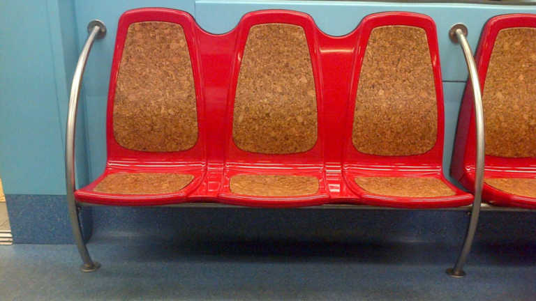 Metro de Lisboa vai renovar bancos de todas as carruagens com cortiça