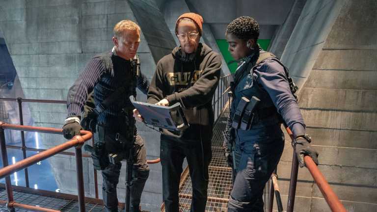 Viaja aos bastidores de No Time to Die com Cary Fukunaga num novo vídeo