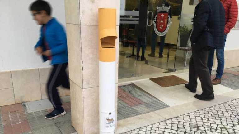 Papa Beatas. Porto de Mós já tem recipientes para recolher pontas de cigarros