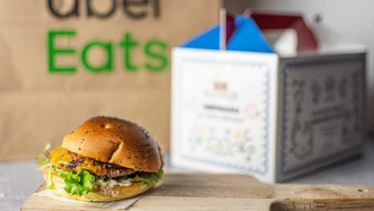 Bira dos Namorados cria hambúrguer “Arco-íris” para angariar equipamento médico