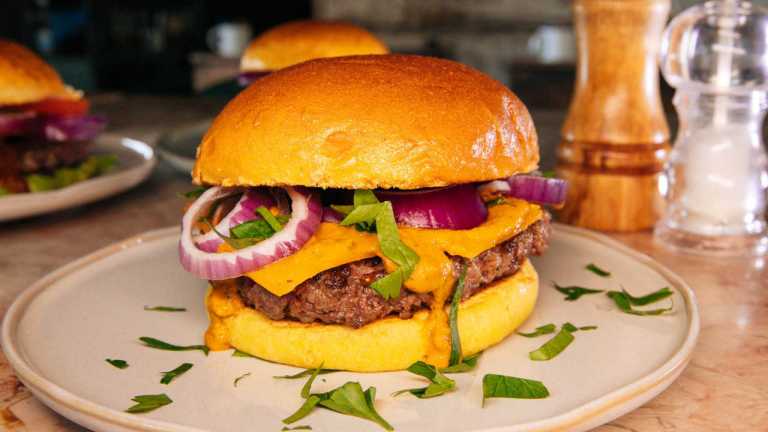 Hambúrgueres, cachorros-quentes, pizzas e lasanhas têm os dias contados nas escolas