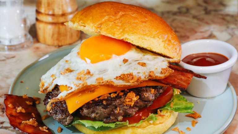 Olívia. Esta hamburgueria funciona em exclusivo através do Uber Eats