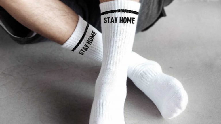 Stay Home Socks. Quem comprar estas meias está a ajudar o Serviço Nacional de Saúde