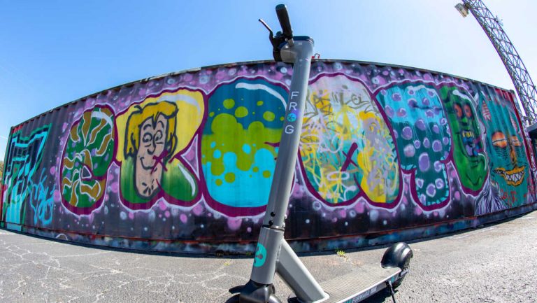 Já é possível voltar a andar de trotinete em Lisboa. Mas só nas da Frog